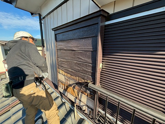 表面材の大きな変形と腐食の確認